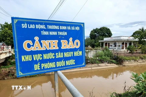 Biển cảnh báo khu vực nước sâu nguy hiểm phòng tránh đuối nước. (Ảnh: Nguyễn Thành/TTXVN)