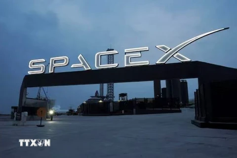 Biểu tượng của Tập đoàn SpaceX tại cổng vào trung tâm vũ trụ Brownsville ở Texas, Mỹ. (Ảnh: Reuters/TTXVN)