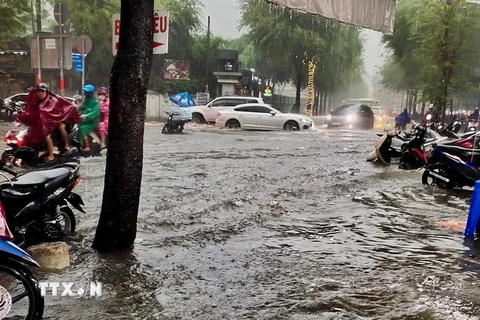 Tại nhiều tuyến đường Thành phố Hồ Chí Minh mưa quá lớn khiến nước không thoát kịp, gây ngập úng. (Ảnh: Hồng Giang/TTXVN)