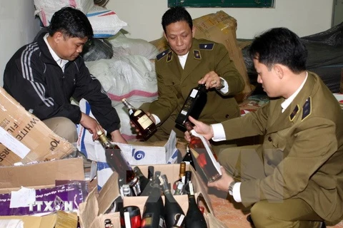 Tây Ninh tịch thu, tiêu hủy 126 chai rượu ngoại nhập lậu 