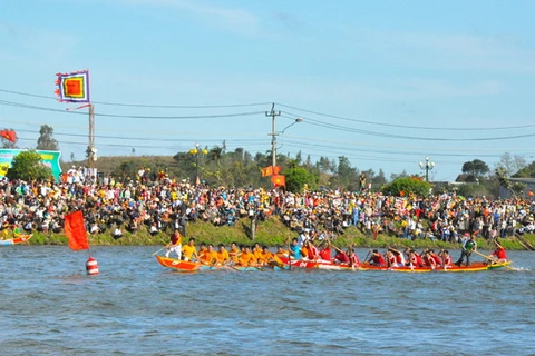 Sôi nổi Giải đua thuyền Nam truyền thống tỉnh Đắk Lắk 2015