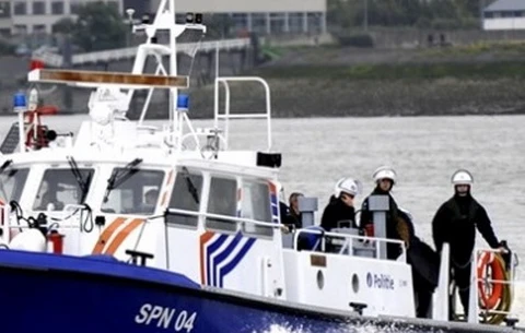 Bỉ phát hiện thùng hàng chứa gần 1 tấn cocaine trôi trên biển
