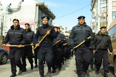 Cảnh sát Palestine lần đầu tiên triển khai quân gần Jerusalem