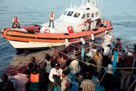 Tiếp tục cứu hàng nghìn người di cư trái phép ngoài khơi Libya