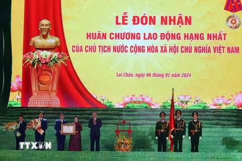 Thừa Ủy quyền của Chủ tịch nước, Bộ trưởng Bộ Công an Tô Lâm trao Huân chương Lao động hạng Nhất cho Đảng bộ, chính quyền và nhân dân tỉnh Lai Châu. (Ảnh: Quý Trung/TTXVN)