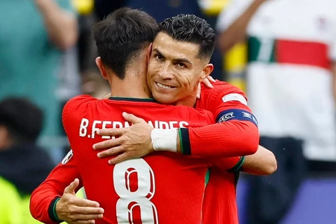 Ronaldo ăn mừng sau khi kiến tạo cho Bruno ghi bàn ấn định chiến thắng cho Bồ Đào Nha. (Nguồn: Reuters)