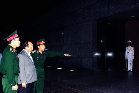 Phó Thủ tướng Nguyễn Xuân Phúc kiểm tra công tác tu bổ Công trình Lăng Chủ tịch Hồ Chí Minh. (Ảnh: Nguyễn Dân/TTXVN)