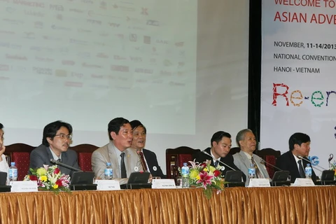 Phó Tổng Giám đốc TTXVN Ngô Hà Thái (ngoài cùng bên trái) tham dự buổi họp báo cùng lãnh đạo các bộ ngành. (Ảnh: Phương Hoa/TTXVN)