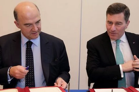 Bộ trưởng Tài chính Pháp Pierre Moscovici và Đại sứ Mỹ Charles H. Rivkin. (Nguồn: lemonde.fr)