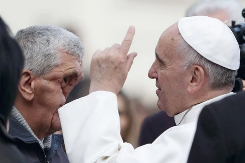 Giáo hoàng Francis và người đàn ông có khuôn mặt biến dạng. (Nguồn: AFP)