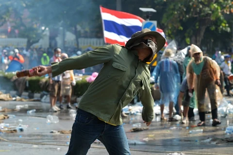 Video người biểu tình tấn công Sở cảnh sát Bangkok