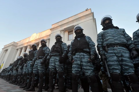 Cảnh sát Ukraine triển khai quanh tòa nhà quốc hội. (Nguồn: AFP/TTXVN)