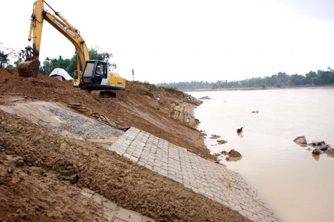 Thi công chống sạt lở sông. (Ảnh minh họa: Trần Lê Lâm/TTXVN)