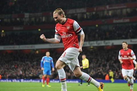 Video Bendtner nổ súng giúp Arsenal tiếp tục bay cao