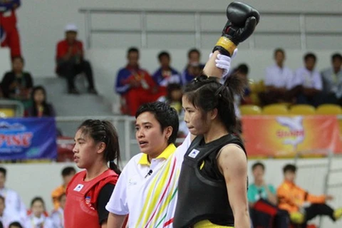 Nguyễn Thị Chinh (áo đen) giành huy chương vàng.