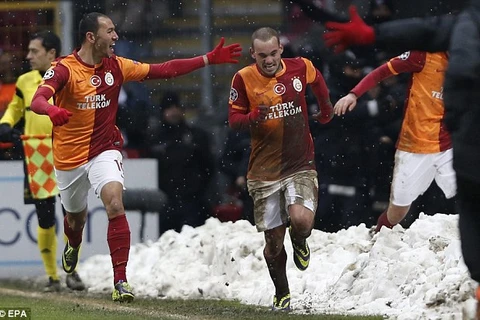 Video Sneijder tỏa sáng, Galatasaray lách qua khe cửa hẹp