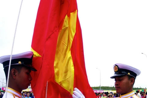 Nghi thức kéo Quốc kỳ Việt Nam tại buổi lễ. (Ảnh: Cao Mạnh Tuấn/TTXVN)