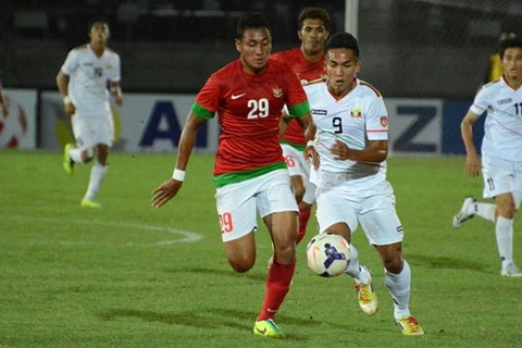 U23 Indonesia (áo đỏ) lách khe cửa hẹp vào bán kết.