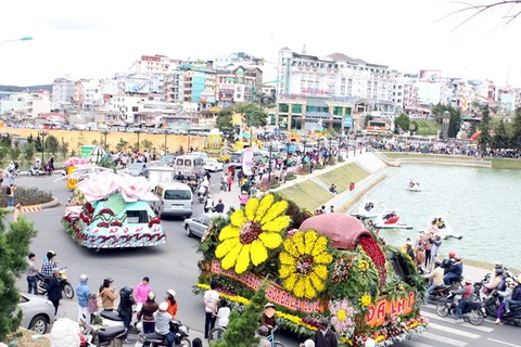 Đoàn xe hoa diễu hành quanh hồ Xuân Hương tại Festival hoa Đà Lạt 2012. (Ảnh: Phương Vy/TTXVN)