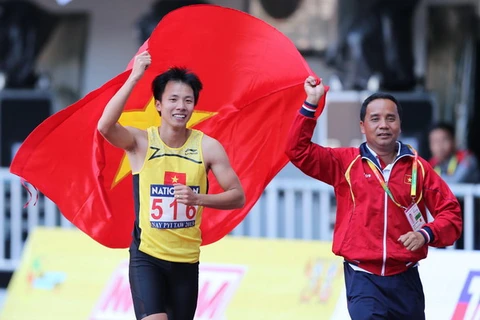 Vận động viên Nguyễn Văn Hùng đoạt Huy chương Vàng nội dung nhảy 3 bước nam. (Ảnh: Quang Nhựt/TTXVN)