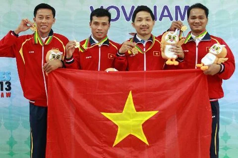Các võ sĩ Việt Nam đoạt Huy chương Vàng nội dung đòn tấn công nam. (Ảnh: Quang Nhựt/TTXVN)