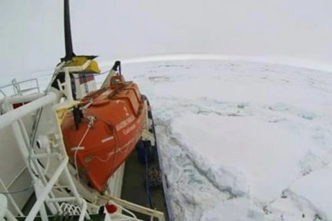 Nỗ lực giải cứu tàu chở 74 người bị mắc kẹt ở Nam cực