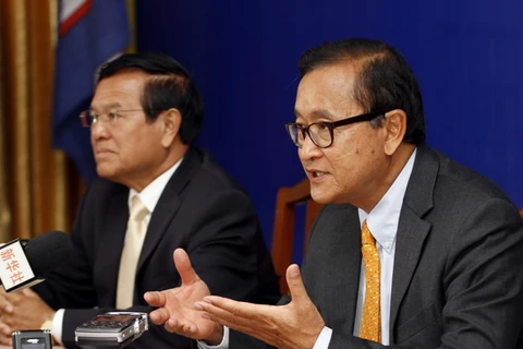 Chủ tịch CNRP Sam Rainsy (phải) trong cuộc họp báo tại Phnom Penh ngày 28/12. (Nguồn: THX/TTXVN)