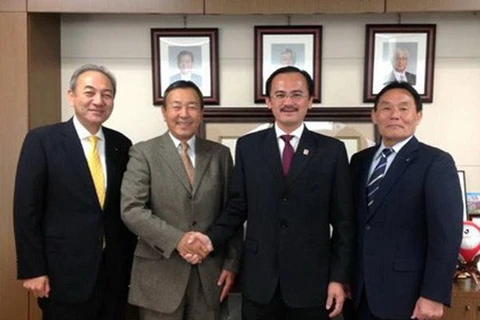 Ông Koji (áo vét xám, ở giữa) bắt tay chủ tịch VPF Võ Quốc Thắng. (Nguồn: VFF)