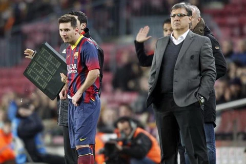 Iniesta và Messi đang là gánh nặng của Barcelona