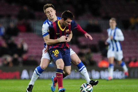 Messi bị hậu vệ Sociedad quật ngã như trên sới vật