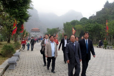 Bộ trưởng Hoàng Tuấn Anh đi kiểm tra công tác tổ chức lễ hội tại Ninh Bình (Ảnh: Vũ Văn Đạt/TTXVN)