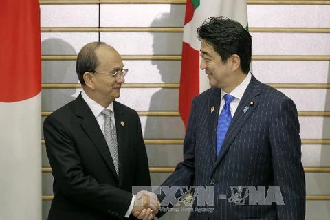 Thủ tướng Nhật Bản Shinzo Abe tiếp Tổng thống Myanmar Thein Sein tại Hội nghị cấp cao Nhật Bản-ASEAN hồi tháng 12 năm ngoái (Nguồn: Kyodo/TTXVN)
