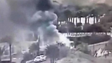 Ảnh chụp từ video khói bốc lên từ vụ nổ bom ở Taba. (Ảnh: AP)