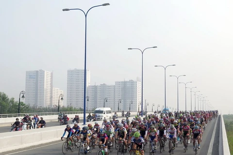 Gần 200 tay đua dự giải đua xe đạp truyền hình Bình Dương