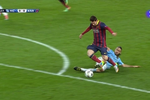 Tranh cãi tình huống Barcelona được hưởng penalty
