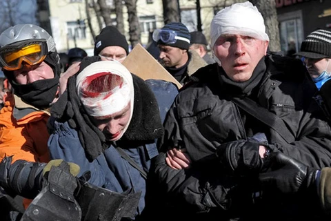 Video cảnh sát Ukraine bị người biểu tình tấn công dã man