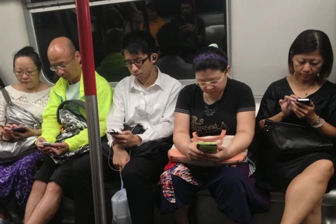Hong Kong bỏ bớt ghế tàu vì điện thoại thông minh?