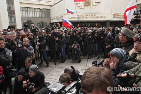 Ukraine: Dân quân thân Nga chiếm lại trụ sở Crimea