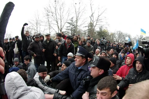 Xung đột giữa người biểu tình ủng hộ Nga và người ủng hộ chính quyền lâm thời. (Nguồn: AFP/TTXVN)