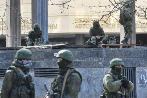 Lực lượng "tự quản" thân Nga bên ngoài tòa nhà chính quyền Crimea hôm 26/2 (Nguồn: AFP)