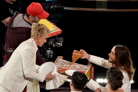 MC lễ trao giải Oscar phát bánh pizza cho các sao