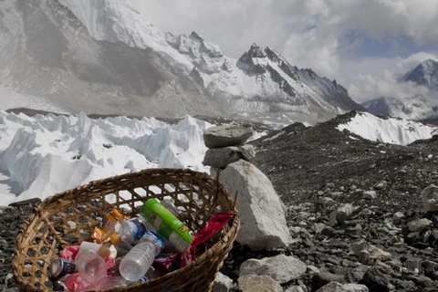 Nepal: Mỗi người leo núi Everest phải dọn về 8kg rác thải