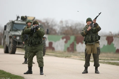Video vụ tự vệ Crimea nổ súng chỉ thiên ở sân bay Belbek