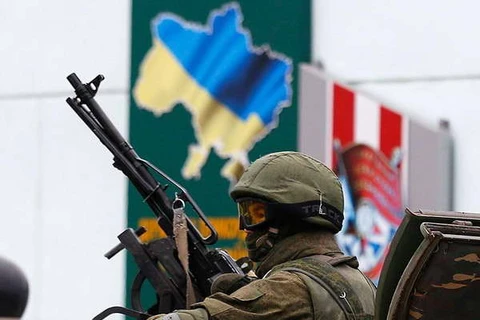 Một binh sỹ trên xe quân đội Nga bên ngoài một đồn biên phòng Ukraine tại thị trấn Crimea hôm 2/3. (Nguồn: Reuters)