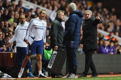 Ba thầy trò cùng bị truất quyền, Mourinho "nổi điên"