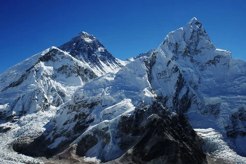 Nepal lắp bậc thang trên đỉnh Everest để giảm tắc