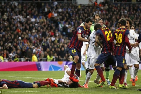 Cận cảnh tình huống Busquets chơi xấu trung vệ Pepe