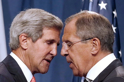 Ngoại trưởng Nga Sergei Lavrov và người đồng cấp Mỹ John Kerry điện đàm. (Nguồn: AP)