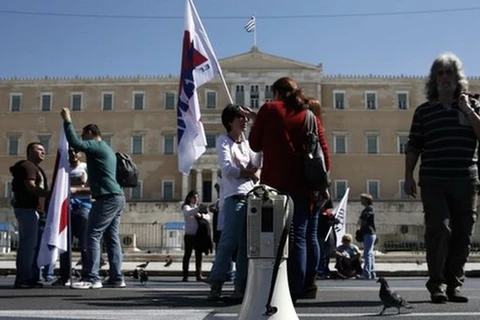 Người biểu tình chống thắt lưng buộc bụng tập trung ở phía trước tòa nhà Quốc hội Hy Lạp. (Nguồn: AP)