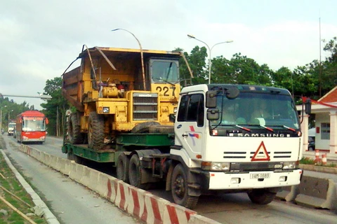 Xe đi qua Trạm kiểm tra trọng tải xe Quảng Ninh. (Ảnh: Đinh Mạnh Tú/TTXVN)